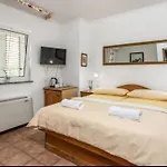 Ana S Bazenom I Panoramskim Pogledom Na Pensión Selce