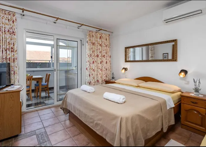 Ana S Bazenom I Panoramskim Pogledom Na سيلتسي