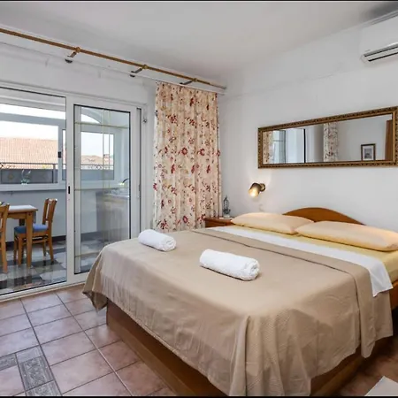 Ana S Bazenom I Panoramskim Pogledom Na Selce